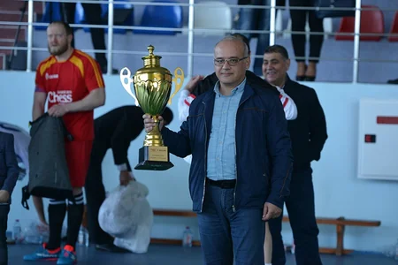 FIDE prezidenti Şəmkirdə şahmatçılarla futbol oynayıb