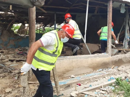 Tovuzda qəzalı vəziyyətə düşən evlərin söküntüsünə başlanılıb