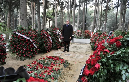 Prezident İlham Əliyev akademik Cəlal Əliyevin məzarını ziyarət edib