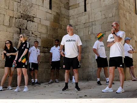 Uels millisi Bakıda gəzintiyə çıxıb