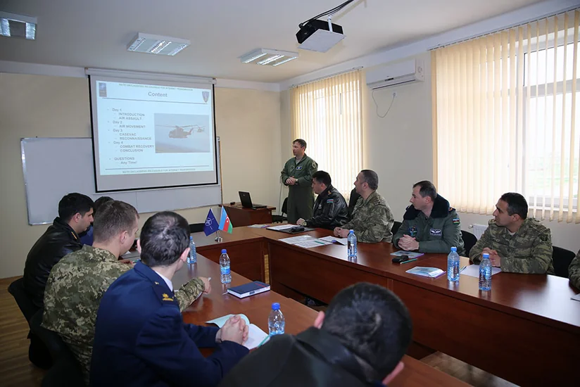 NATO-nun mobil təlim qrupu Bakıda Azərbaycan hərbçilərinə seminar keçir
