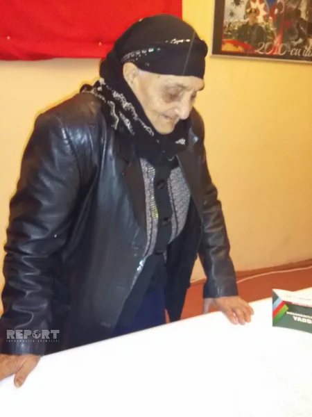 Azərbaycanda ahıl seçicilər doğum gününü seçki məntəqəsində qeyd edib - FOTO