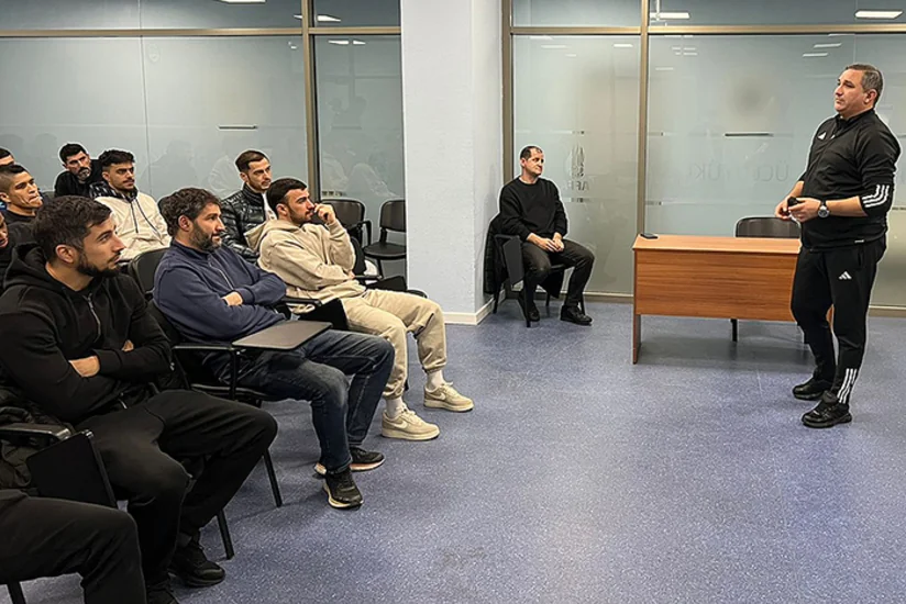 “Araz-Naxçıvan”ın əsas komandasının məşqçi və futbolçu heyəti üçün seminar keçirilib