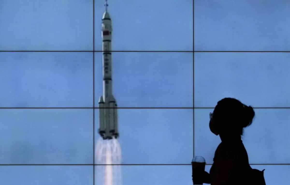 Китай осуществил запуск пилотируемого корабля Шэньчжоу-14 с тремя космонавтами