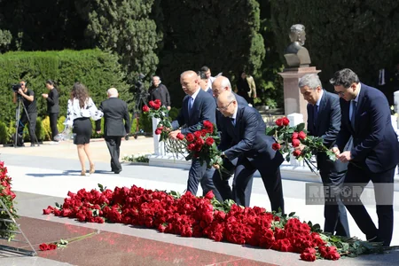 Ümummilli Lider Heydər Əliyevin xatirəsi anılır - FOTOREPORTAJ