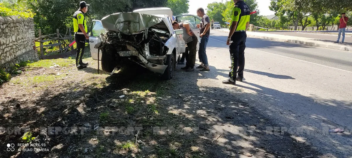 Qaxda minik avtomobili ağaca çırpılıb, xəsarət alanlar var