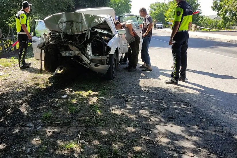 Qaxda minik avtomobili ağaca çırpılıb, xəsarət alanlar var