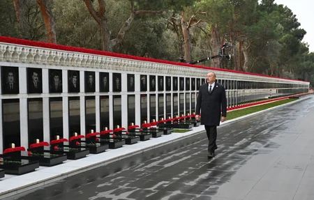 Prezident İlham Əliyev Şəhidlər xiyabanını ziyarət edib