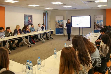 ABŞ səfirliyinin əməkdaşı UNEC Business Conversation Club layihəsinin qonağı olub