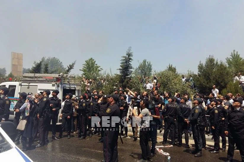 ​Bakıda yanğın başlayan əraziyə Zakir Qaralov, Ramil Usubov və nazir müavinləri gəlib - YENİLƏNİB