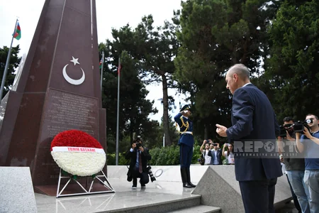Türkiyə parlamentinin sədri Heydər Əliyevin məzarını, Şəhidlər Xiyabanını və Türk Şəhidliyini ziyarət edib - YENİLƏNİB