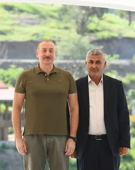 Dövlət başçısı Laçın şəhərinə qayıdan əhali ilə görüşüb, evlərin açarlarını onlara təqdim edib