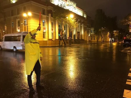 Yol polisi yağışlı hava ilə əlaqədar küçə və prospektlərə nəzarəti gücləndirib - FOTO