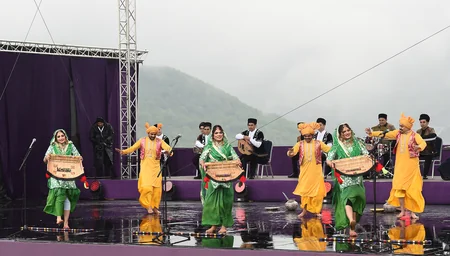 İlham Əliyev və Mehriban Əliyeva Şuşada Beynəlxalq Folklor Festivalının açılışında iştirak ediblər - YENİLƏNİB