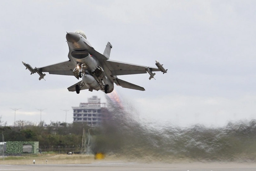 Singapore Air Force F-16 fighter jet crashes after takeoff