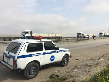 Hacıqabulda yol qəzası baş verib, yol təsərrüfatına ziyan dəyib