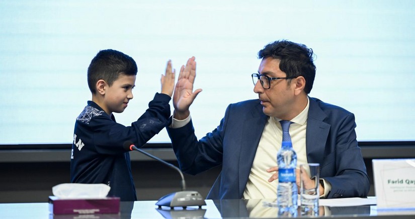 Nazir ötən ay beynəlxalq yarışlarda uğur qazanmış idmançılar və onların məşqçiləri ilə görüşüb