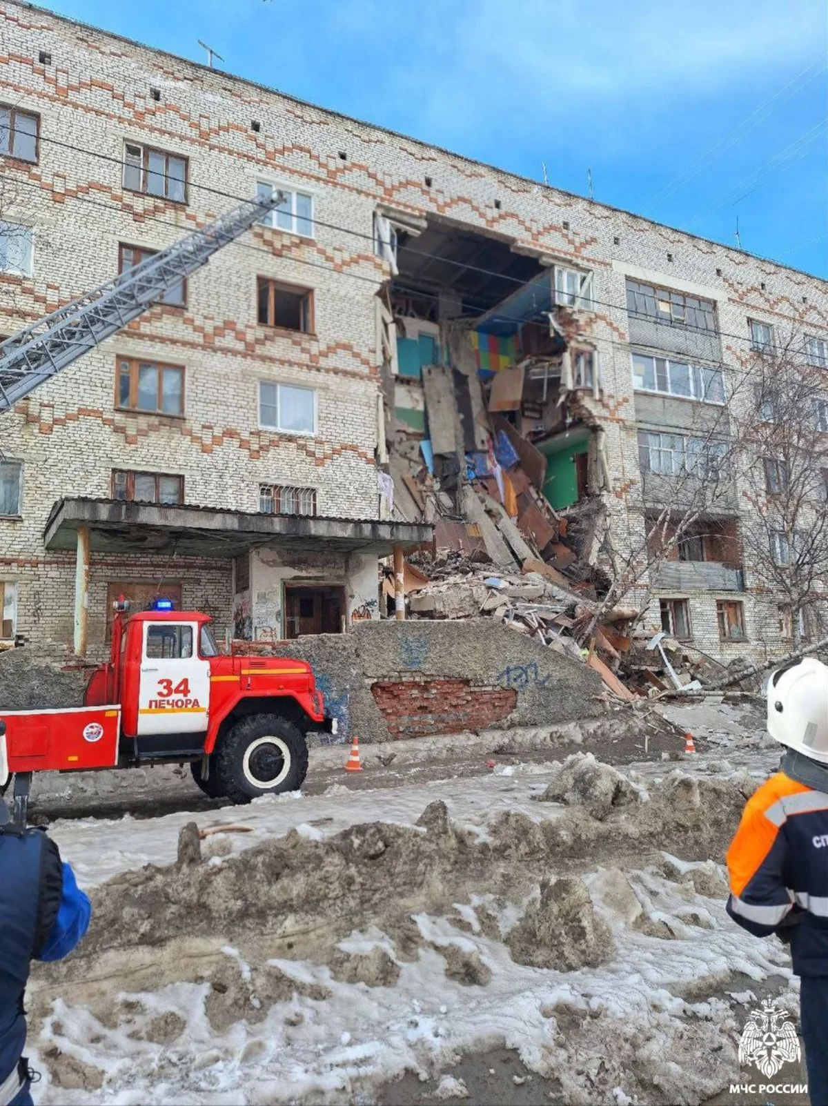 В Коми более 100 человек разбирают завалы обрушенного дома в Печоре