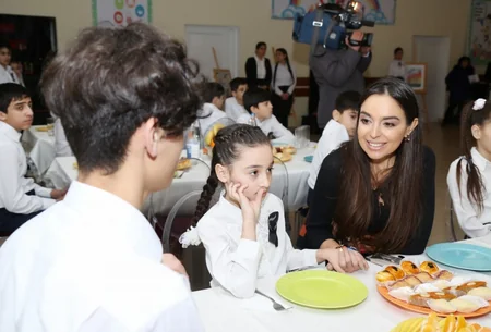 Leyla Əliyeva Suraxanıdakı 2 saylı uşaq evinin sakinləri ilə görüşüb
