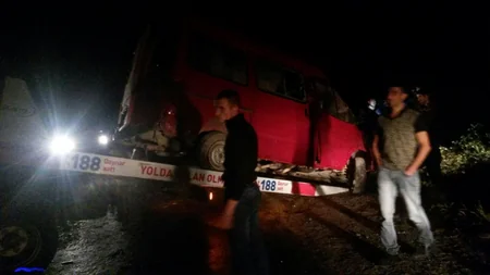 Qubada toydan qayıdan mikroavtobus qəzaya düşüb, 4 nəfər yaralanıb - FOTO