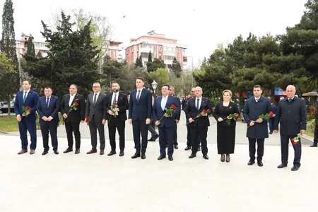 Rumıniya parlamentariləri Bakıda dahi bəstəkar Corce Eneskunun abidəsini ziyarət edib