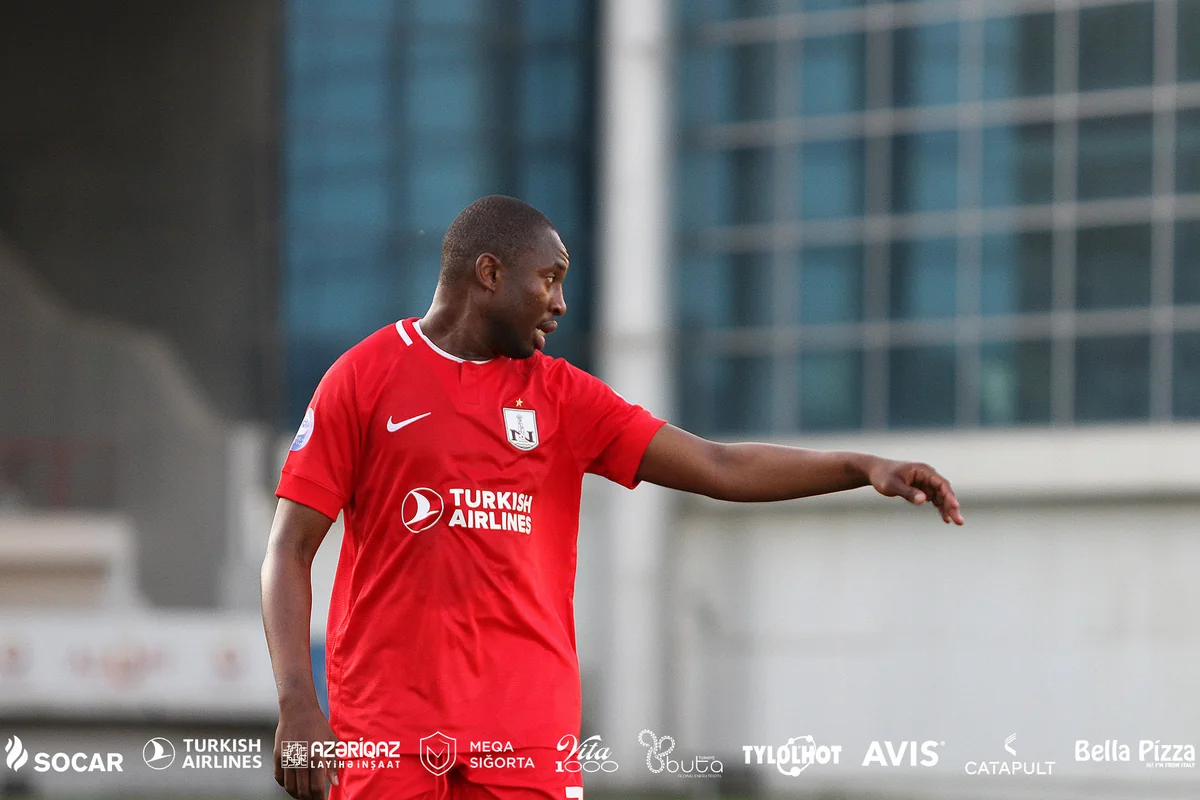 Neftçinin legioneri Kriştianu Ronalduya sataşıb