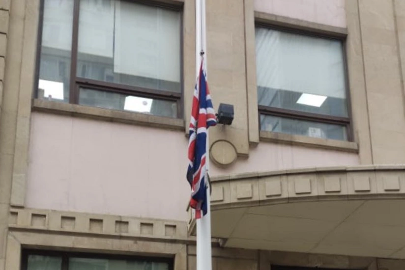 Böyük Britaniyanın Azərbaycandakı səfirliyində bayraq yarıya qədər endirilib