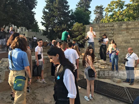 Ukraynalı məktəblilər İçərişəhəri gəziblər