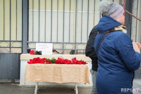 Rusiyanın Bakıdakı səfirliyinə gül dəstələri qoyurlar - FOTO
