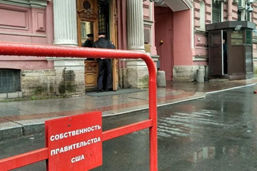 Генконсульство США в Петербурге облили краской