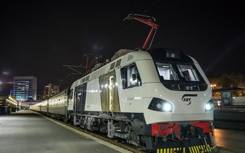 Bakı-Tbilisi-Bakı sürət qatarı ilk dəfə olaraq sərnişin lokomotivi ilə yola salınıb