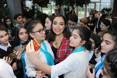 Leyla Əliyeva xüsusi qayğıya ehtiyacı olan uşaqlar üçün keçirilən şənlikdə iştirak edib