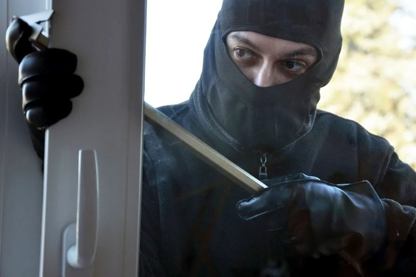 Мужчина в маске совершил вооруженное нападение на ломбард в Баку