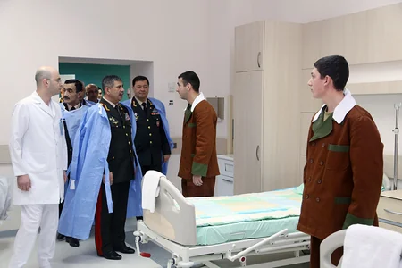 Zakir Həsənov hospitalda müalicə olunan hərbçilərə baş çəkib