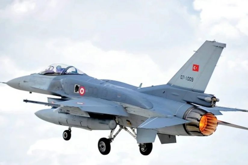 СМИ: Более 20 самолетов ВВС Турции нанесли удары по базам РПК в Ираке