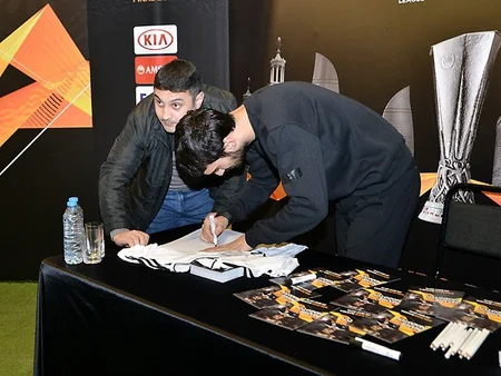 Azərbaycan millisinin futbolçularının imza günü keçirilib