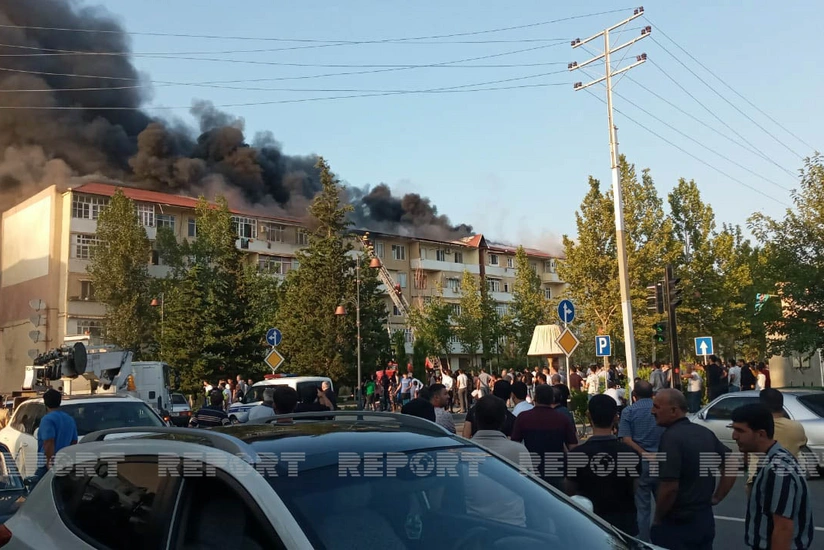 Yevlaxda çoxmənzilli yaşayış binasında baş verən yanğın söndürülüb