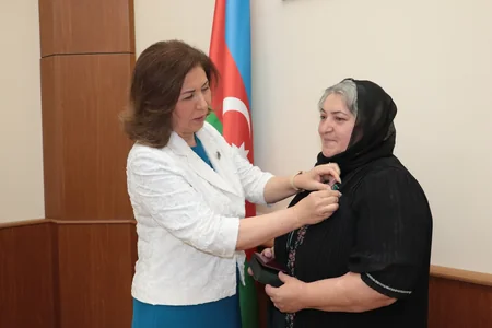 Bahar Muradova “Tərəqqi” medalı ilə təltif olunan qadınların mükafatlarını təqdim edib