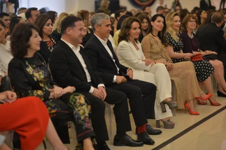 Heydər Əliyev Mərkəzində xalça motivləri əsasında hazırlanan geyimlərin dəfiləsi keçirilib