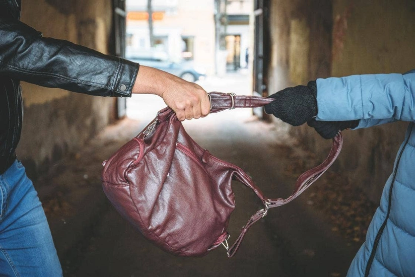 Bakıda qadından hədə-qorxu ilə pul tələb edilib