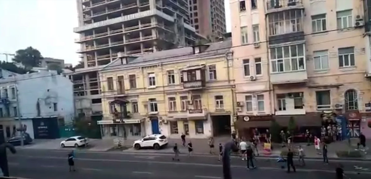 В Киеве подрались фанаты Динамо и Аякса - ВИДЕО