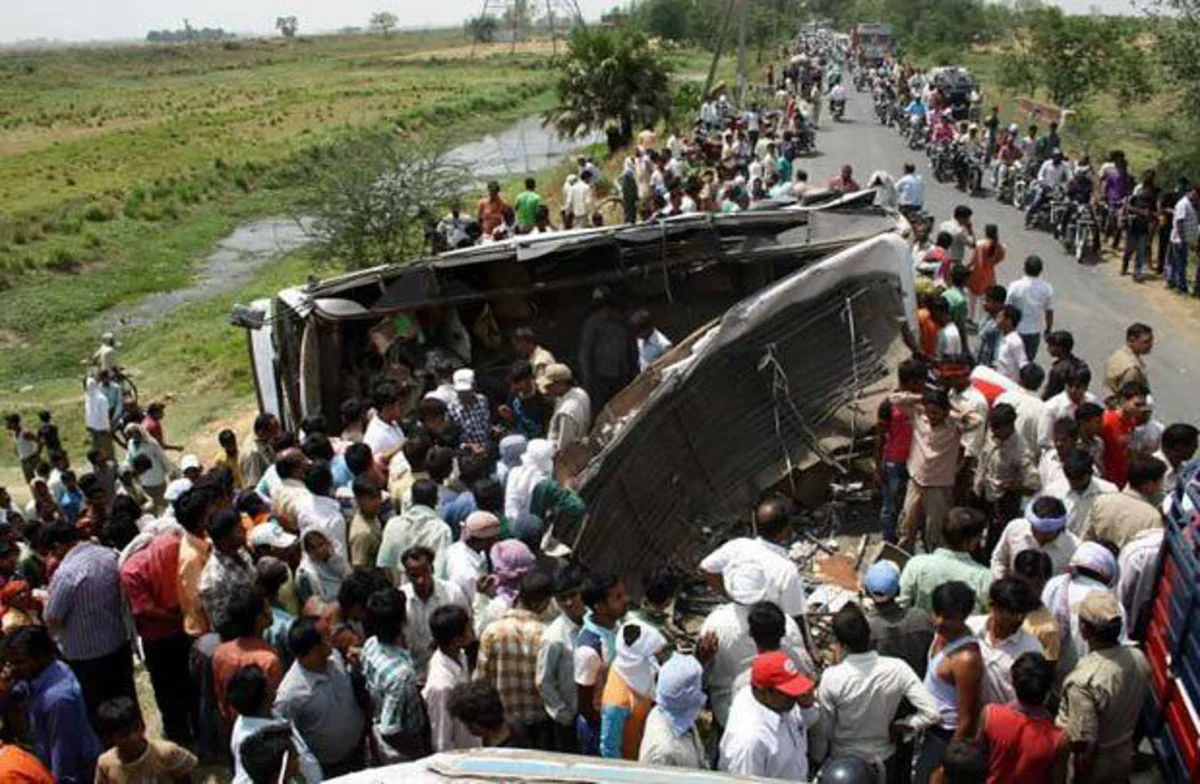 ​Hindistanda avtobusla yük maşını toqquşub: 13 ölü, 30 yaralı