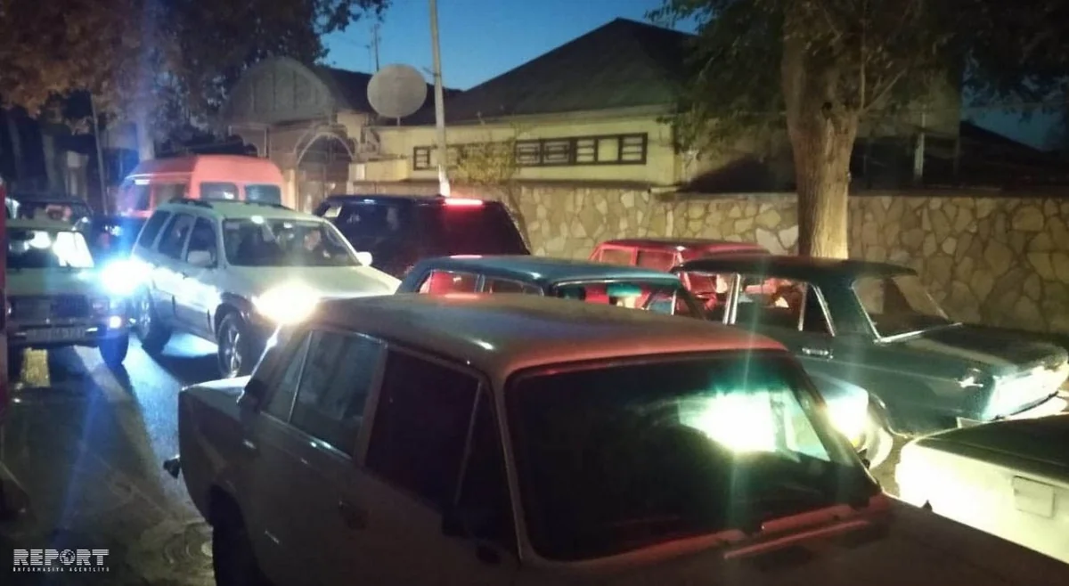 Tovuzda iki kişinin yolun ortasında yatması böyük tıxaca səbəb olub - FOTO