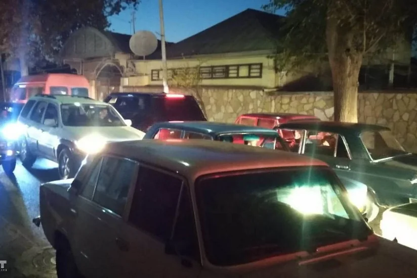 В Товузе из-за заснувших посреди дороги двух мужчин образовалась пробка - ФОТО