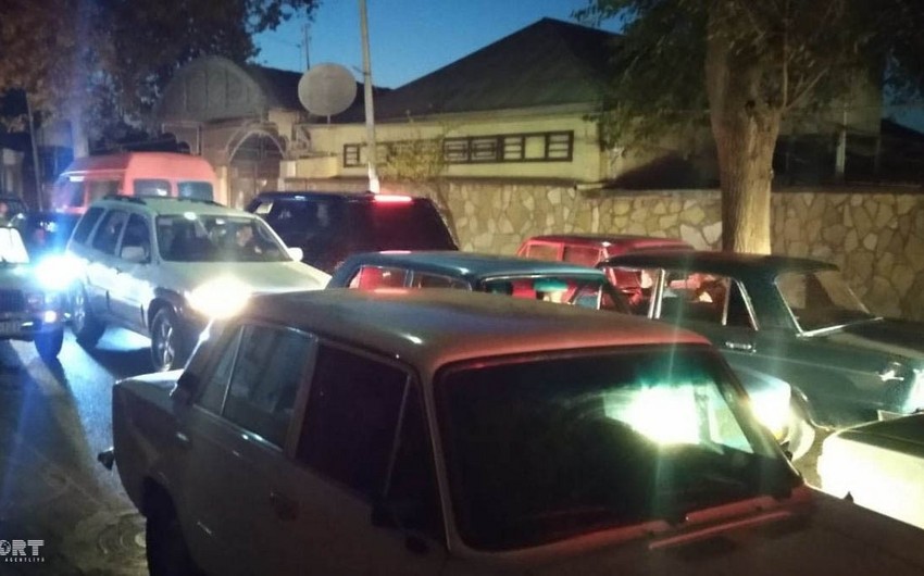 Tovuzda iki kişinin yolun ortasında yatması böyük tıxaca səbəb olub - FOTO