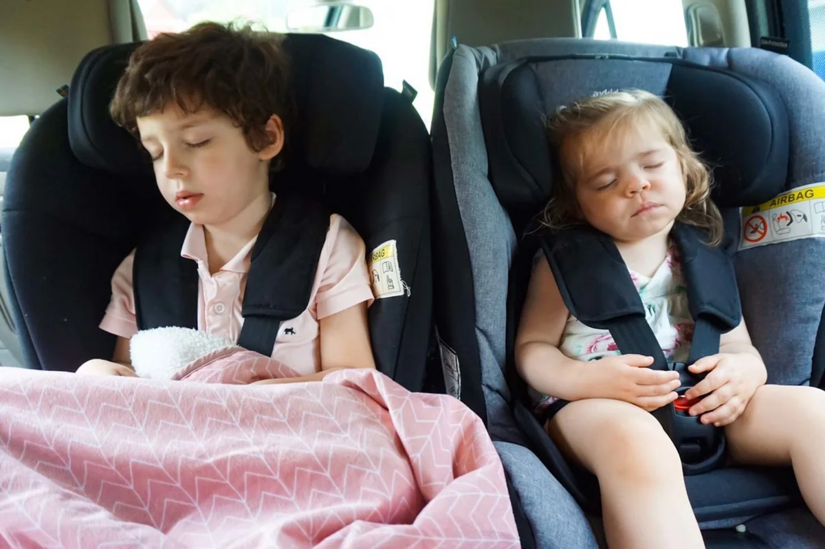 В США запертые в машине отцом двое детей умерли