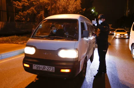 Bakıda evdən çıxma icazəsi olmayan sürücü və sərnişilər cərimələnib