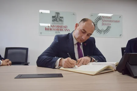 Azərbaycanlı səfir Meksikanın ən nüfuzlu ali təhsil müəssisəsində tələbələrə mühazirə oxuyub
