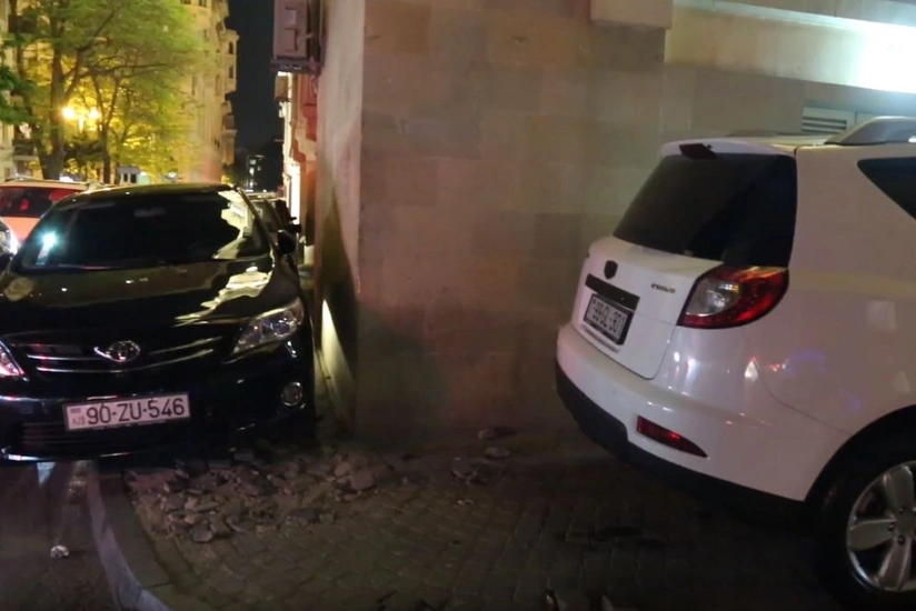 Bakıda səkiləri zəbt edən avtomobillər - VİDEOREPORTAJ