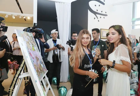 Heydər Əliyev Fondunun vitse-prezidenti Leyla Əliyeva Live Life sərgisində yay təcrübəsi keçən tələbələrlə görüşüb